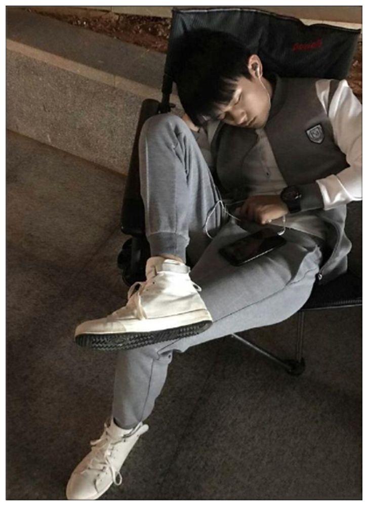 看图中王俊凯很随意的躺在沙发上,双手都是不同程度的扭曲着,这样高