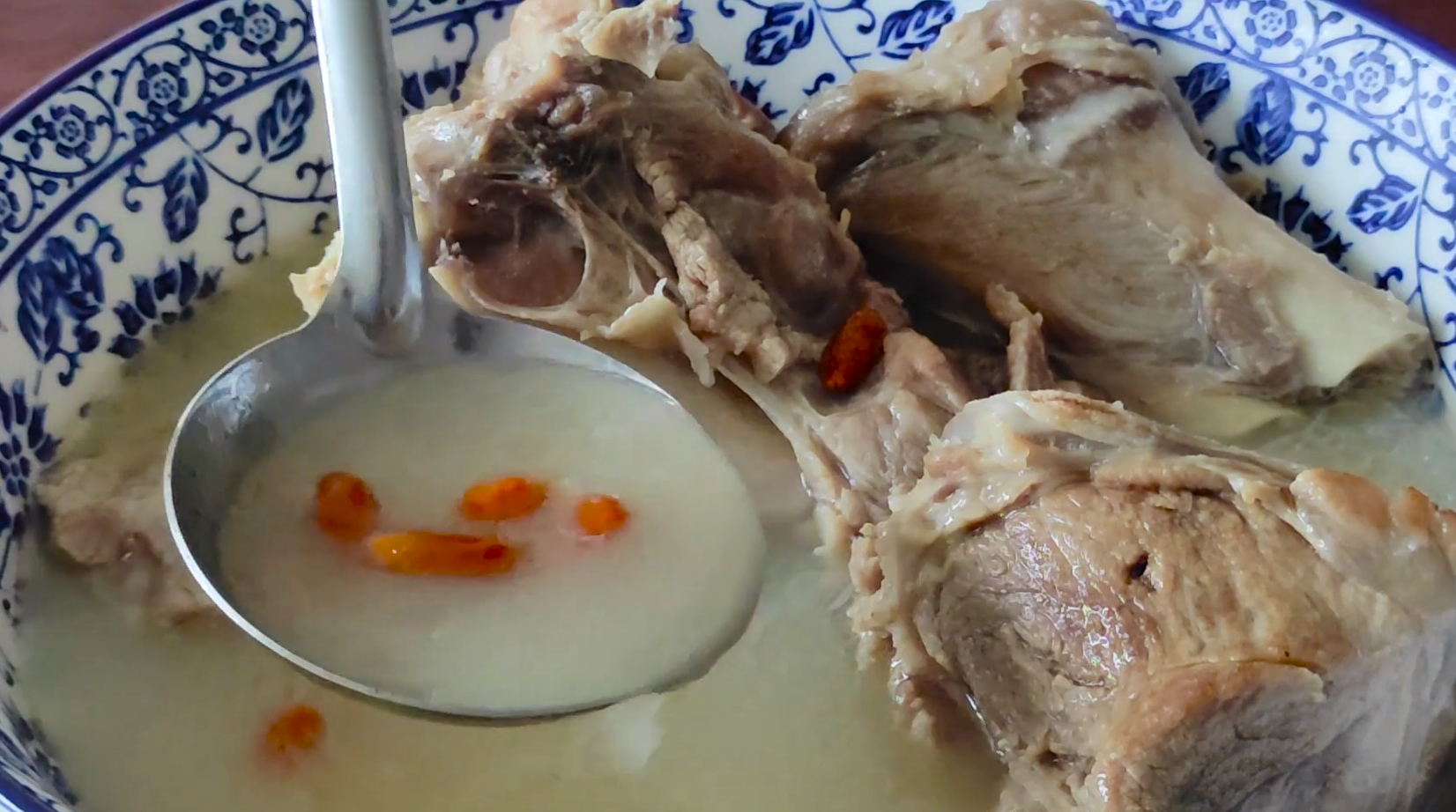 炖大骨头汤10人8错,教你饭店不外传的秘诀,汤汁浓白好喝补钙|骨头|猪