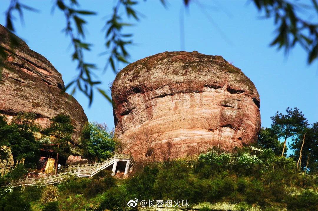 国家级风景名胜区方岩的自然风光围绕独特的丹霞地貌