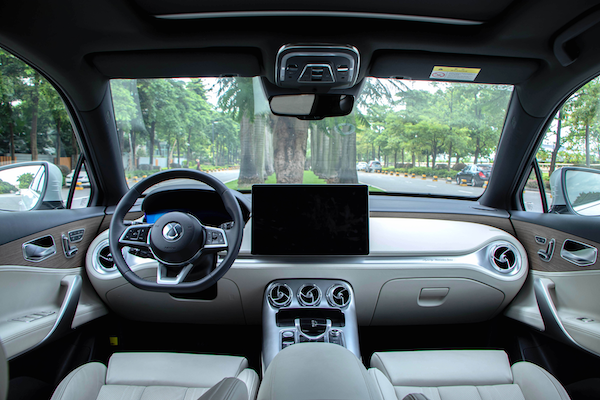 此外,奔驰的豪华气息在腾势x的内饰依然有所体现.