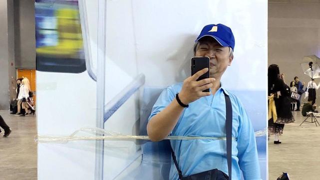 比如说2019年一位在地铁上看手机的大爷的表情包火了,随后在漫展上便