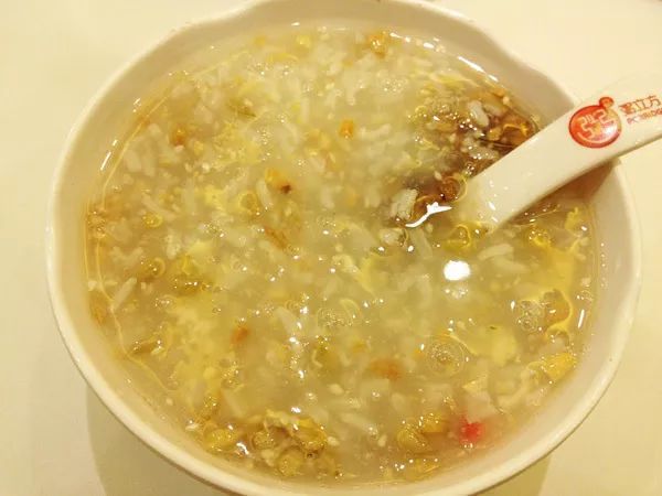 三仁橘皮饮做法:甜杏仁,松子仁各10克,柏子仁6克,蜜炙橘皮10克,加水