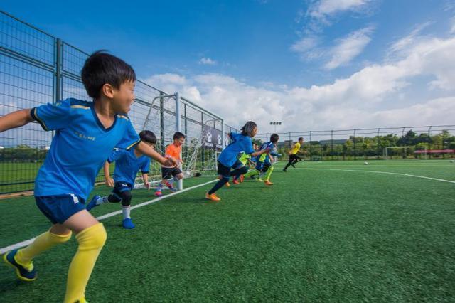 开学了,让足球陪伴孩子不断进步不断成长