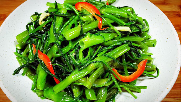 炒空心菜总发黑学会这一招空心菜翠绿不出水早学早受益