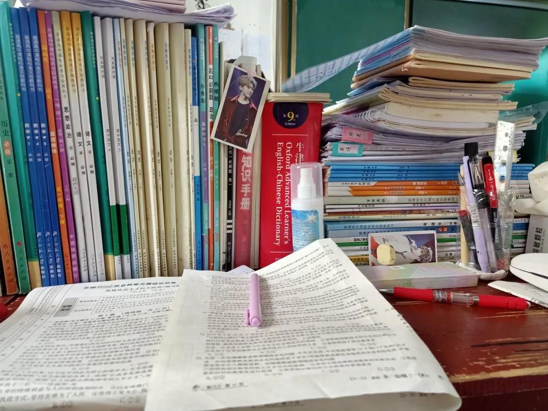 高中堆满书的课桌图片图片
