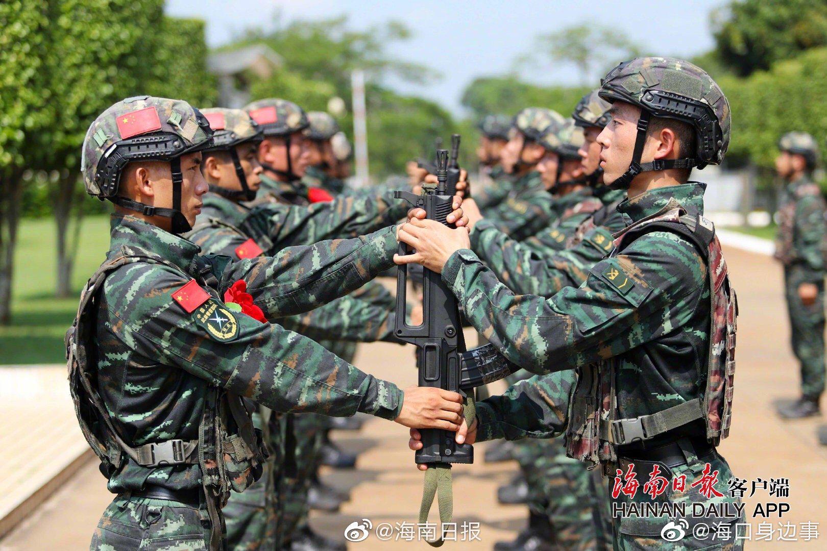 武警海南总队特战某中队举行退伍老兵交枪仪式