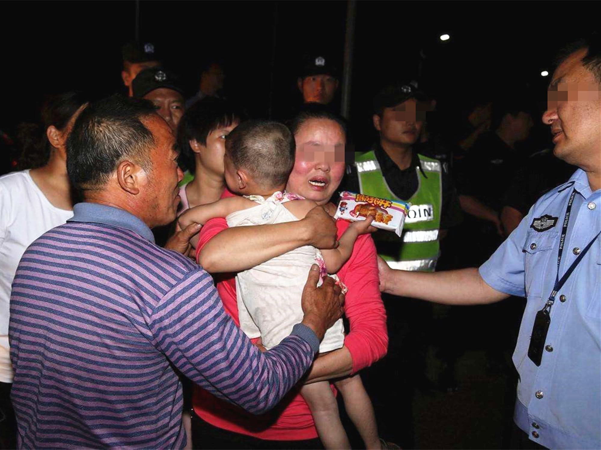 女儿在商场被拐,父母报警寻找,一小时后相见险些没认出来|人贩子|父母