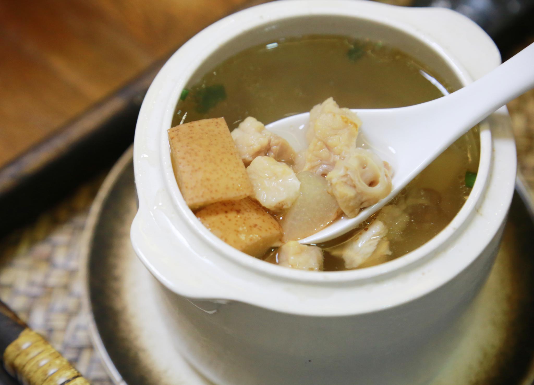 国外疫情肆虐,来一份猪肺雪梨汤,清肺,润肺提高免疫力才是王道