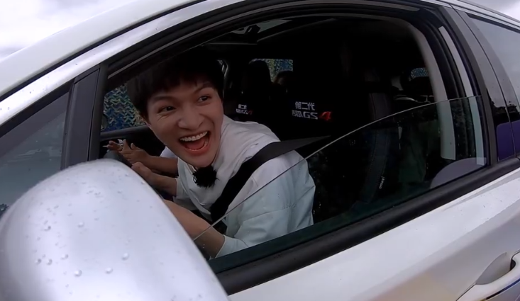 周深开车成进迷宫效果,教练捂脸崩溃,车上三处刮痕很明显