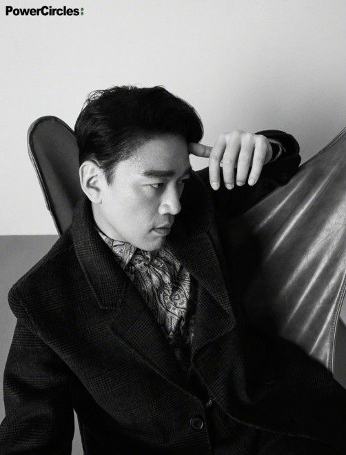 "国民舅舅"王耀庆童趣大片 鱼眼镜头拍时尚大片