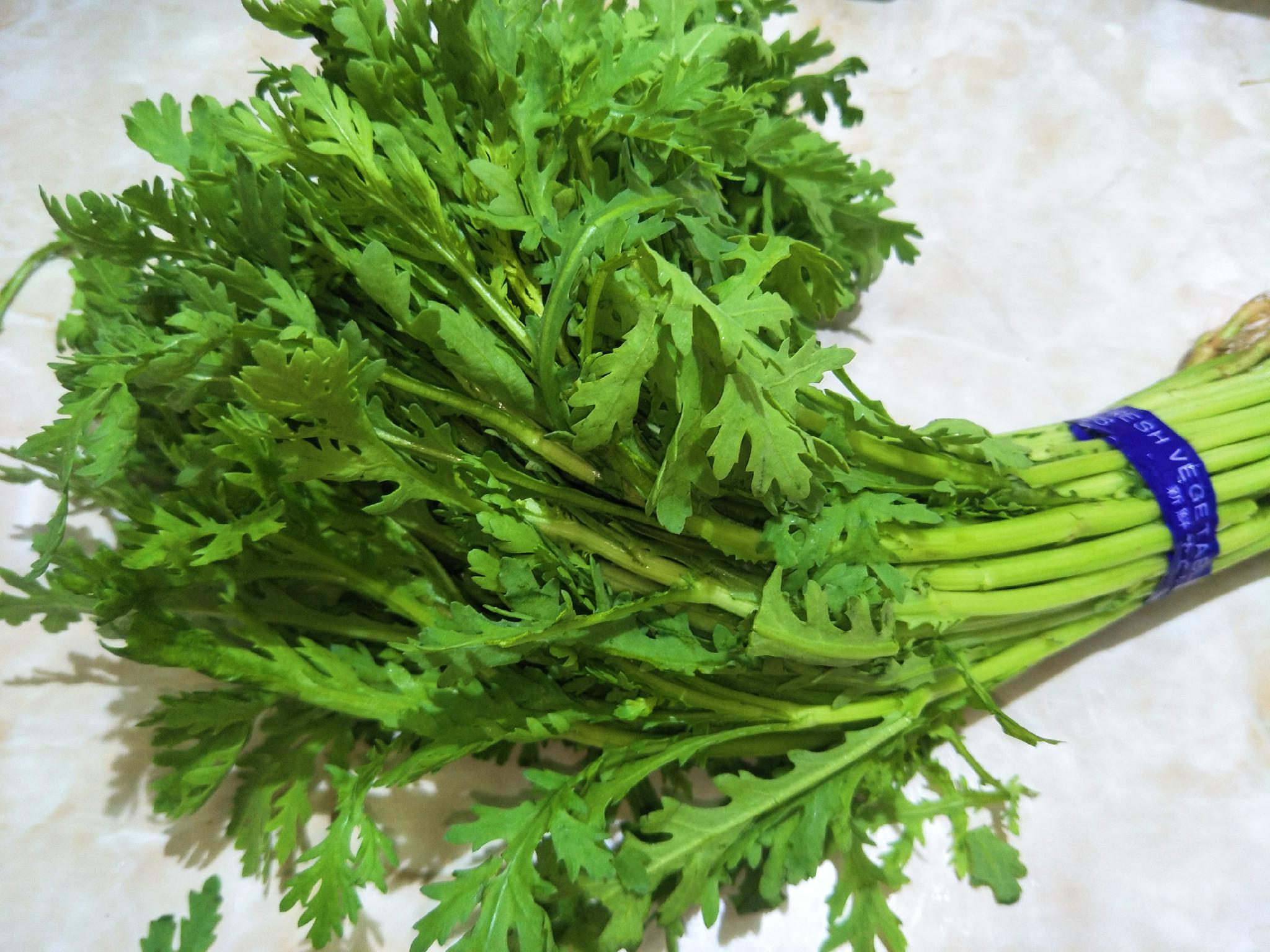 进入二伏天记得多吃茼蒿教你简单做法3分钟出锅又绿又脆