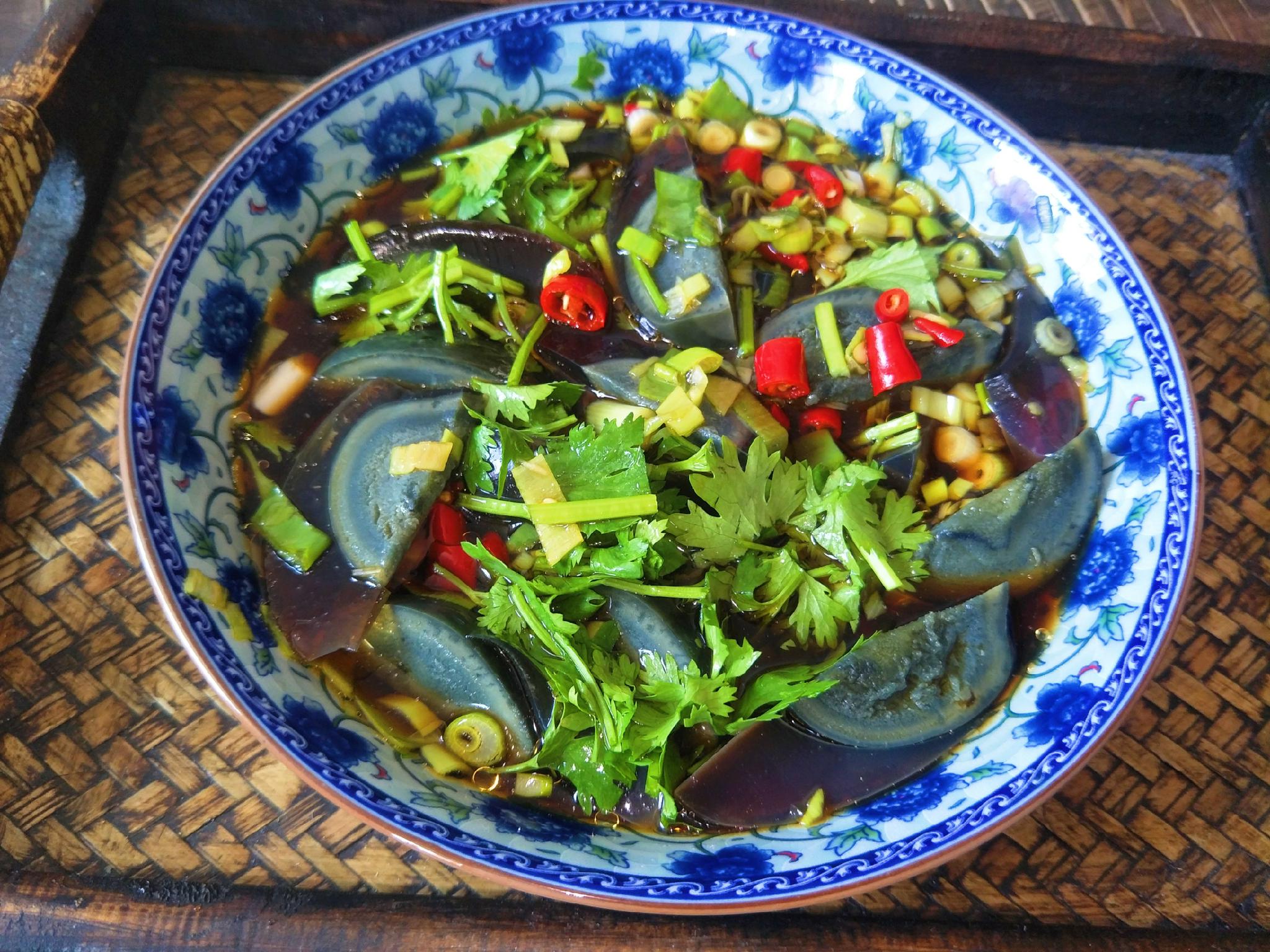 凉拌皮蛋的好吃做法多加1个小步骤皮蛋好切不粘刀