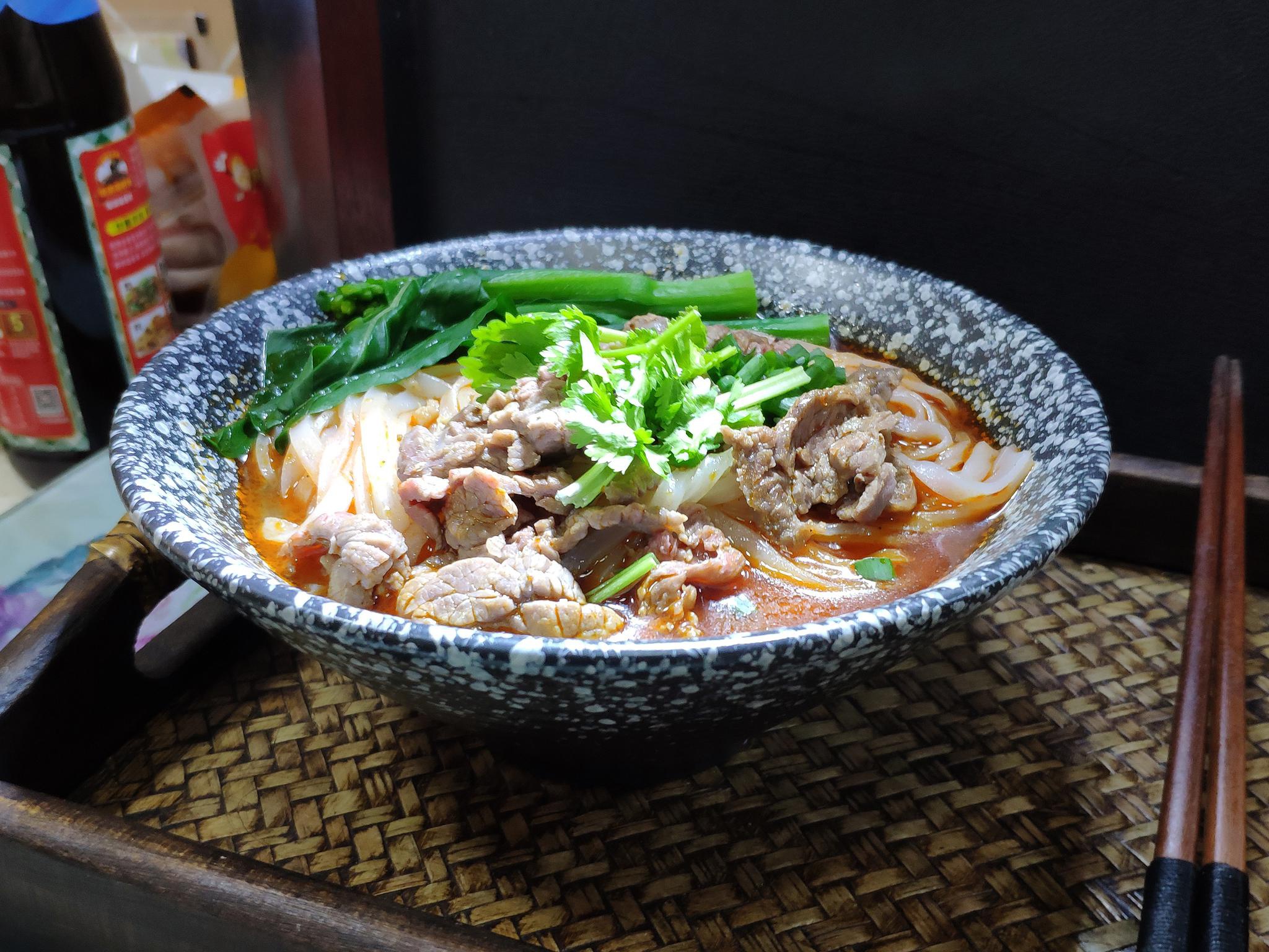 夏天气温太高吃什么都没有胃口,来一份麻辣西红柿牛肉粉开开胃