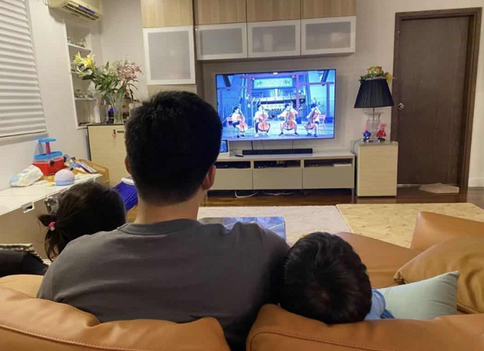 霍启刚与儿女宅家看电视,1.5亿豪宅内景曝光,客厅不大装潢朴素