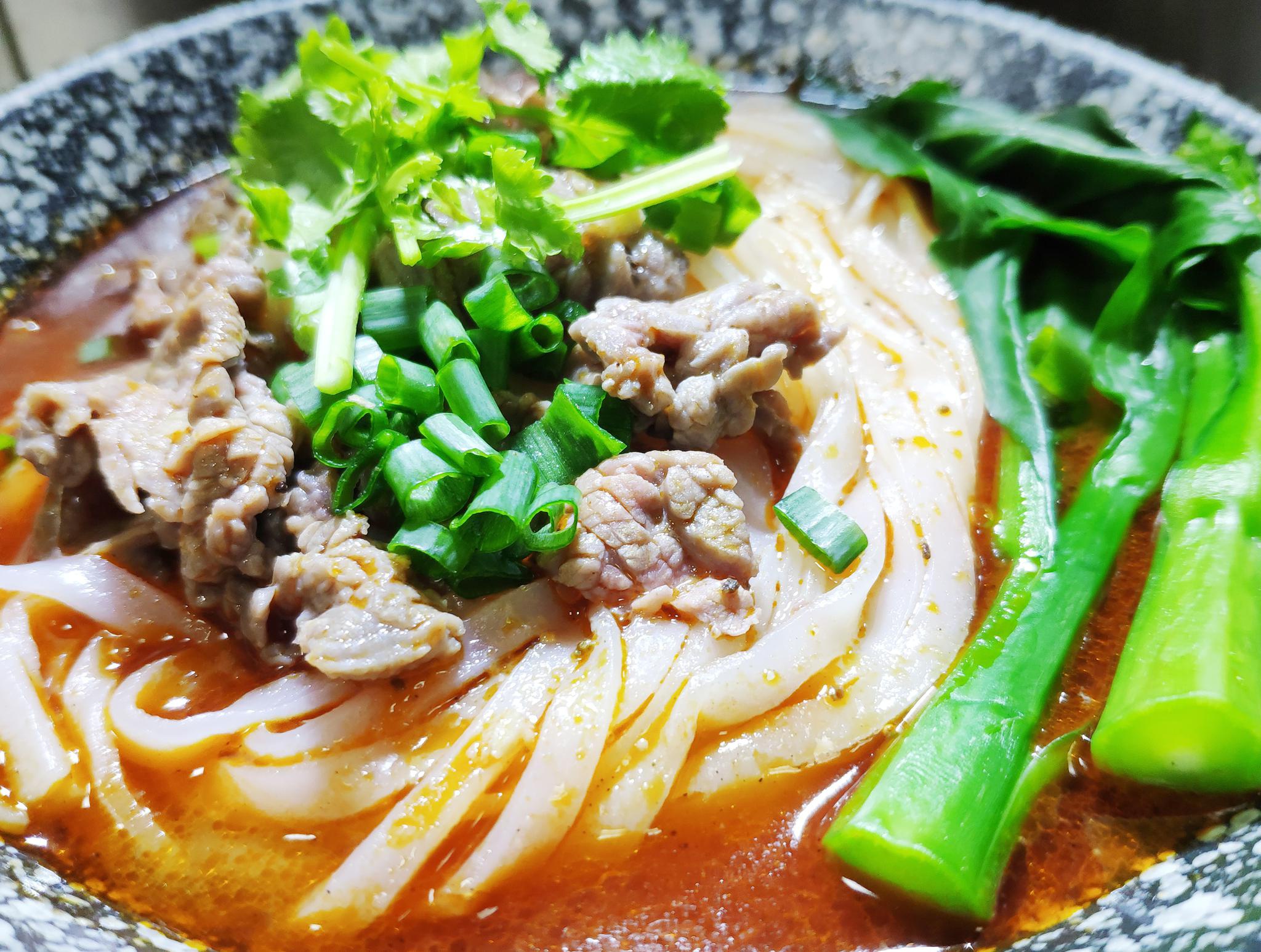 夏天气温太高吃什么都没有胃口,来一份麻辣西红柿牛肉粉开开胃