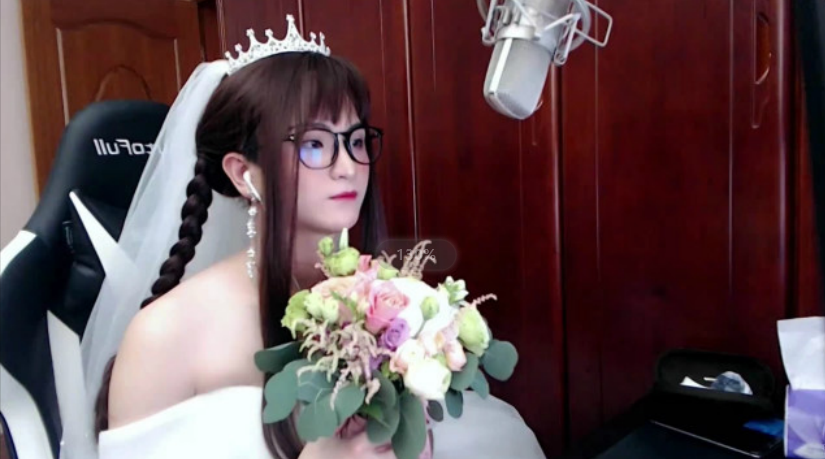 六尾婚纱装直播,粉丝全网拉新郎,最后一人答应了!