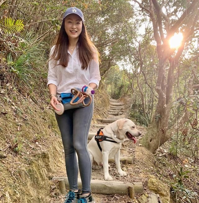 47岁长孙皇后童爱玲久违现身戴十多万的金老手拿金丝眼镜