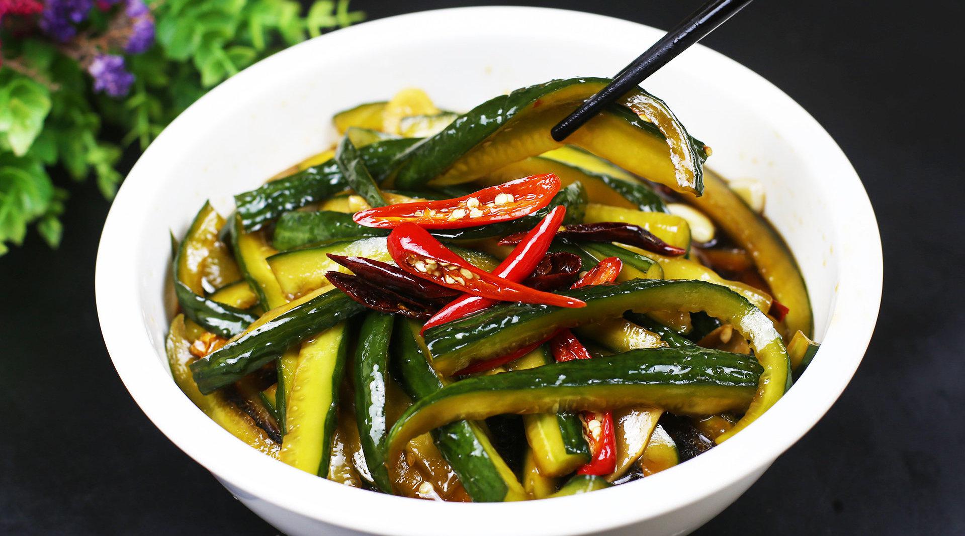 为您推荐: 秘制酱黄瓜做法 为您推荐: 林大厨秘制麻辣牛腩,一出锅香气