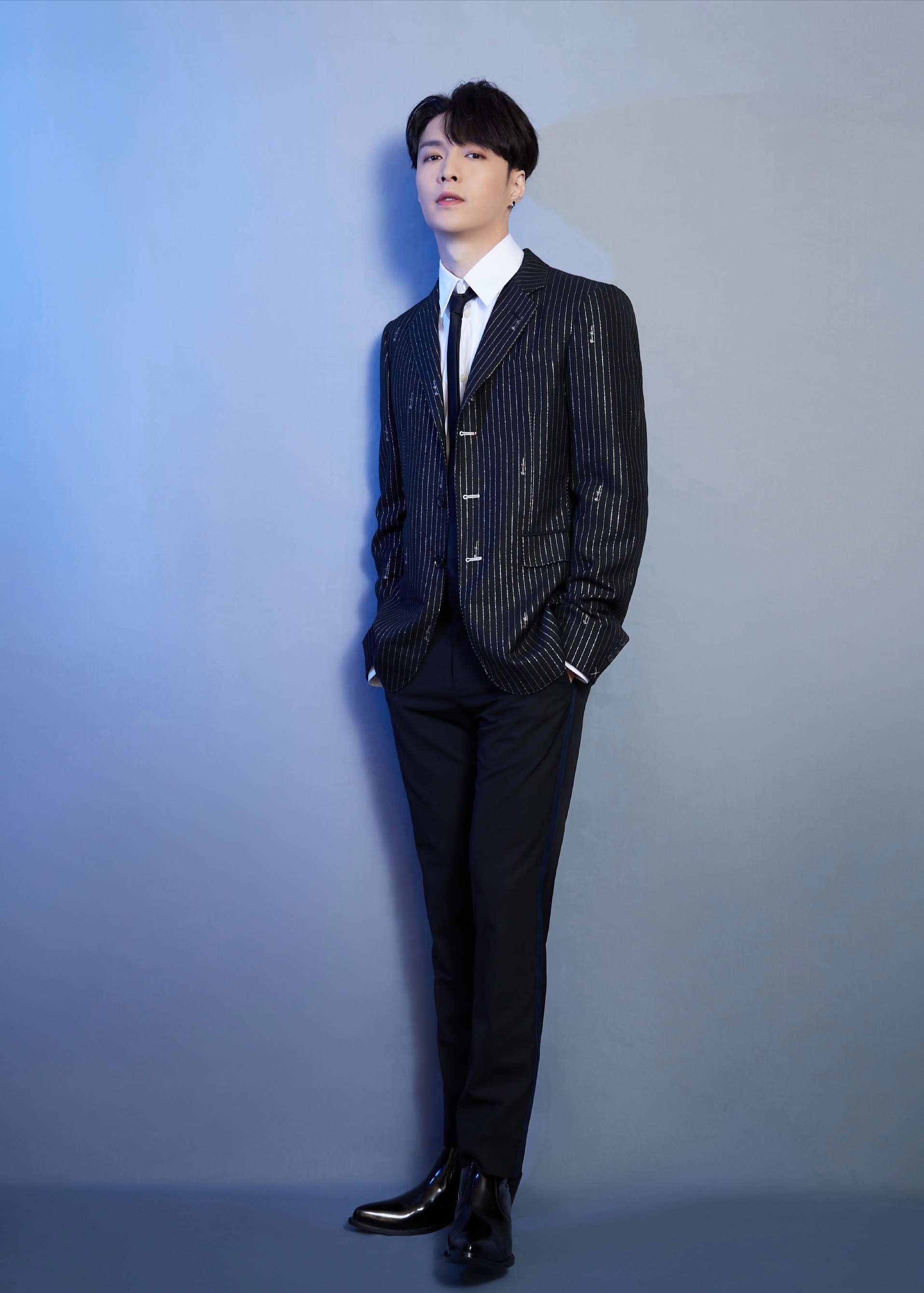 张艺兴个性穿搭演绎百变风格,走在时尚前沿很有范儿,还不赶紧学