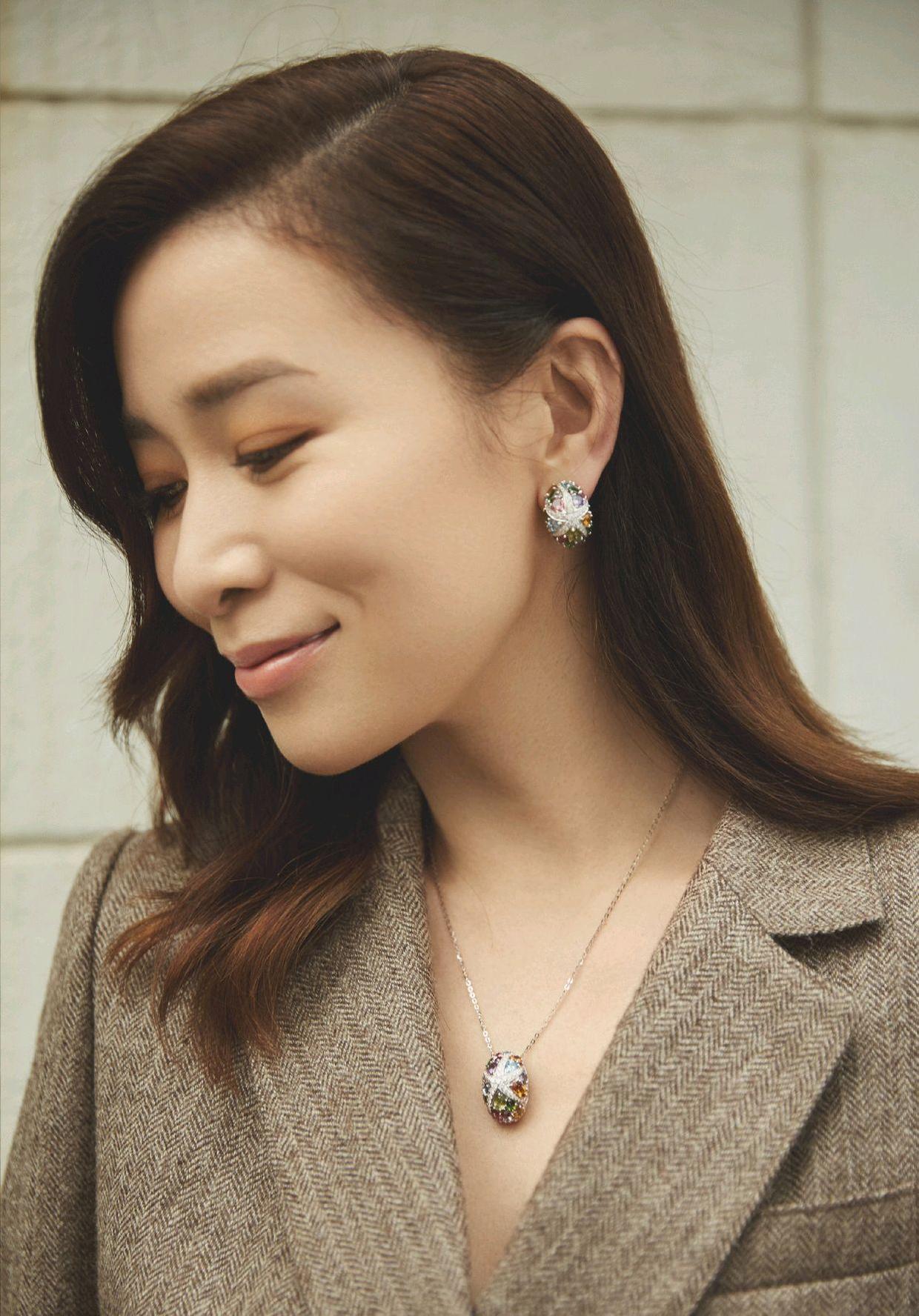 尽管佘诗曼今年已经45岁了,可细品她的近照,她的脸依旧还是精致没有