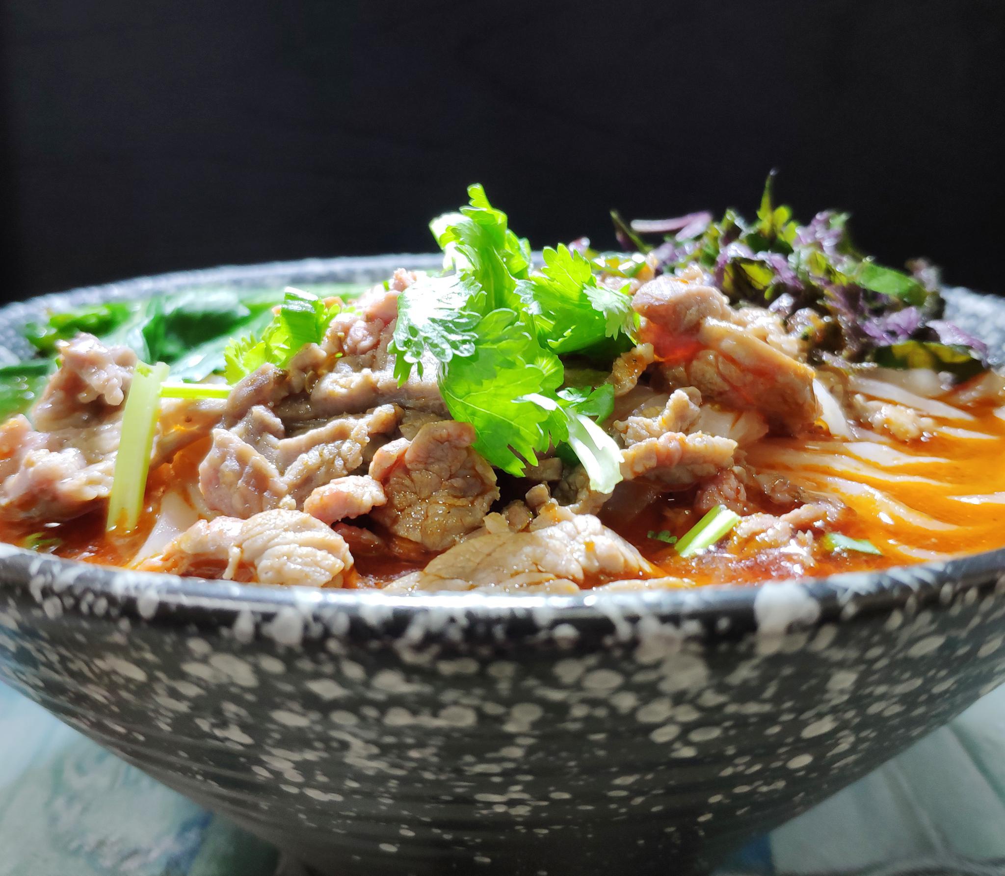 夏天气温太高吃什么都没有胃口,来一份麻辣西红柿牛肉粉开开胃