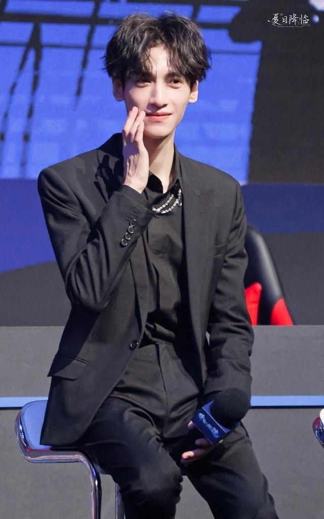 脸小腰细身板单,现实中的罗云熙瘦得像个纸片人