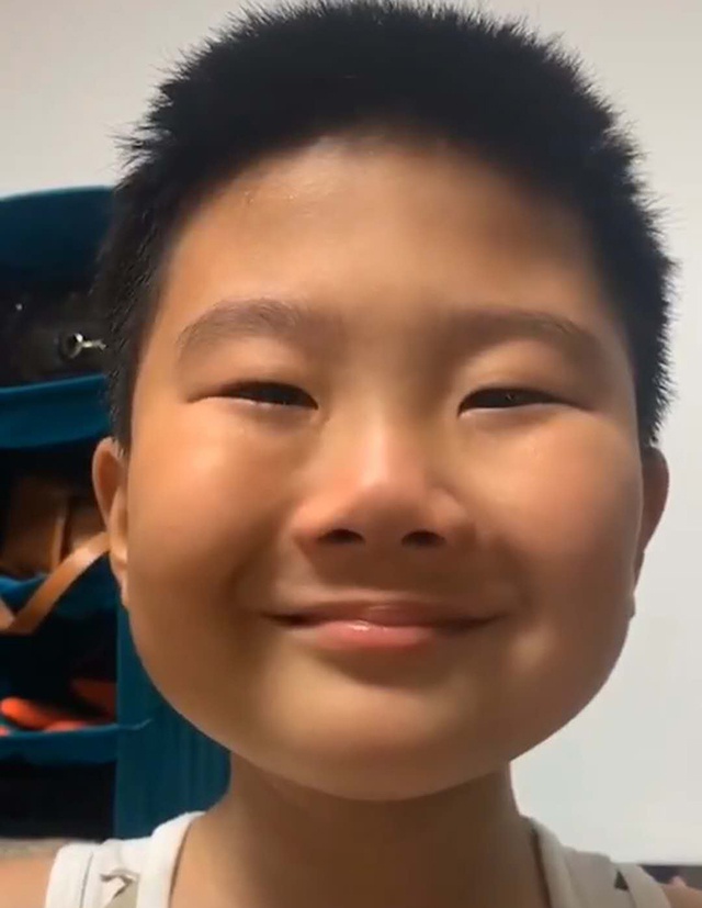 儿子犯错被妈妈批评,哭泣的权利都被剥夺,强颜欢笑的模样惹人怜