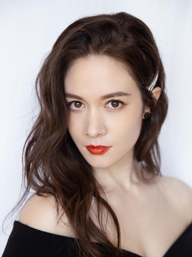 不得不说卢靖姗是幸运的,天上掉下了这么一个好的馅饼.