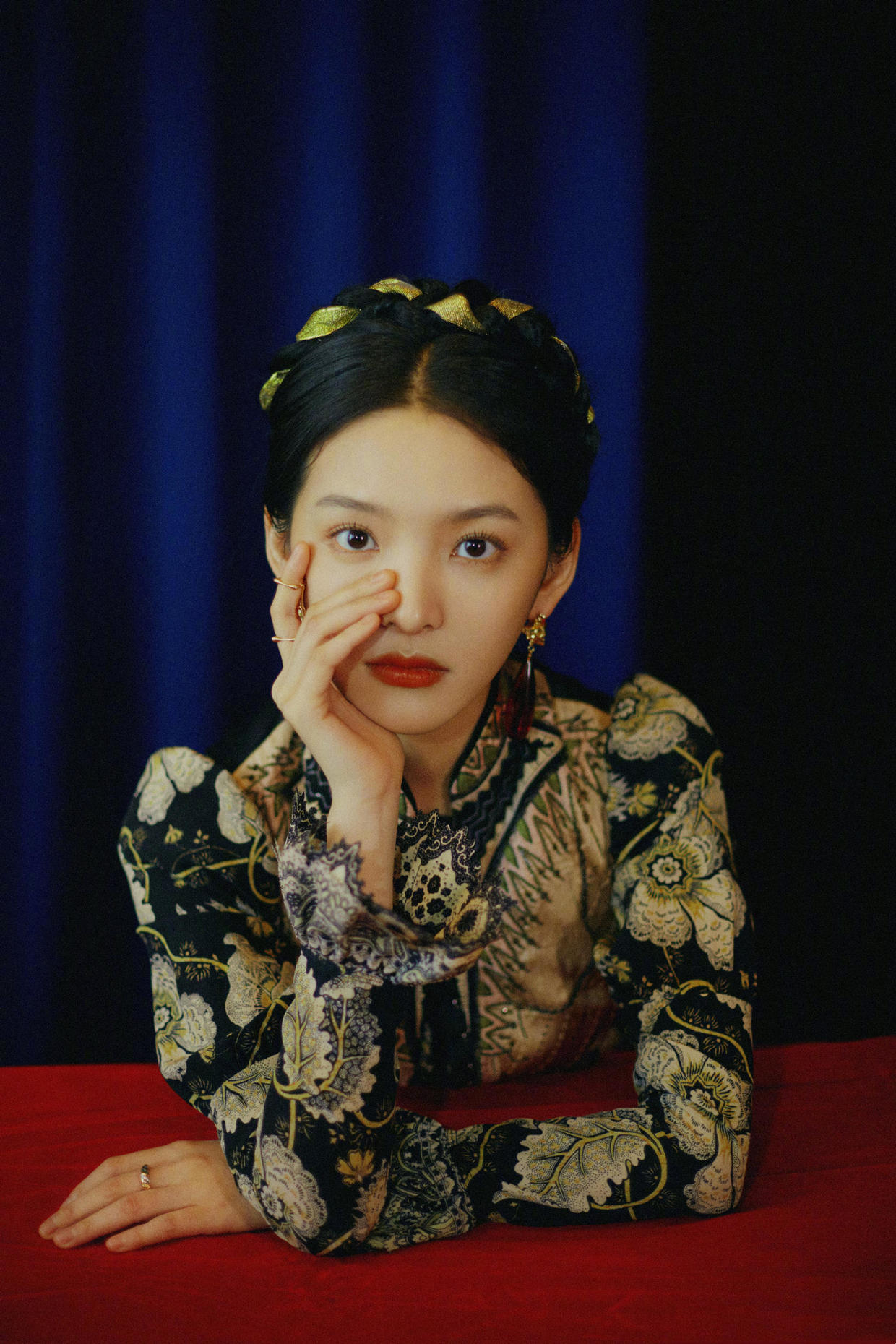 李思思不愧是主持人,在国外旅游简单穿着都这么时髦