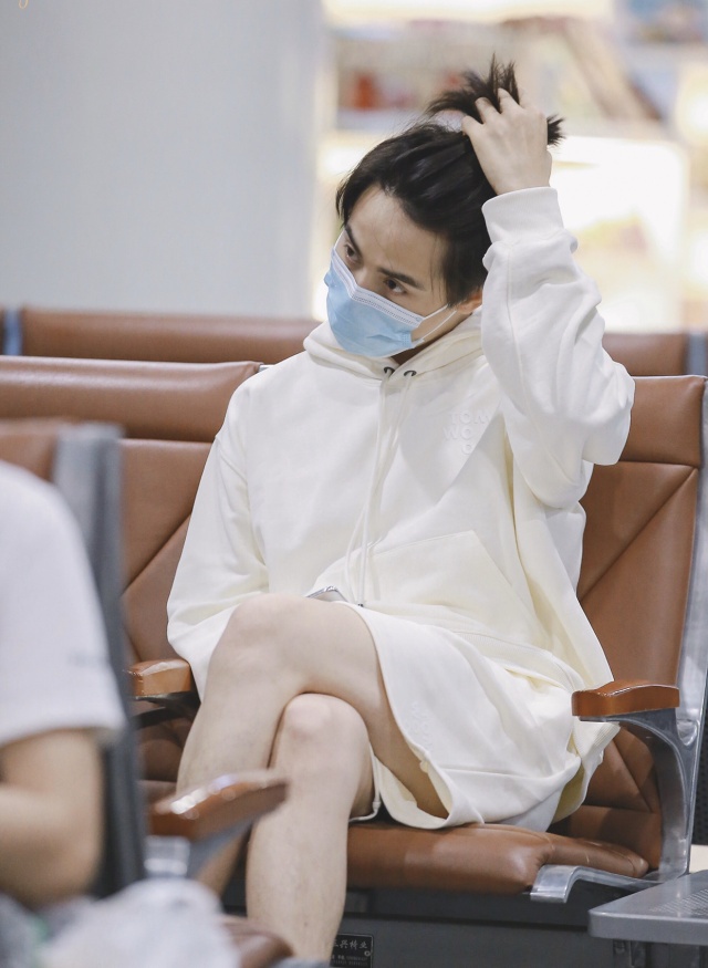 没想到34岁马天宇这么潮,一身白衣背个小包,演绎男友模范穿搭