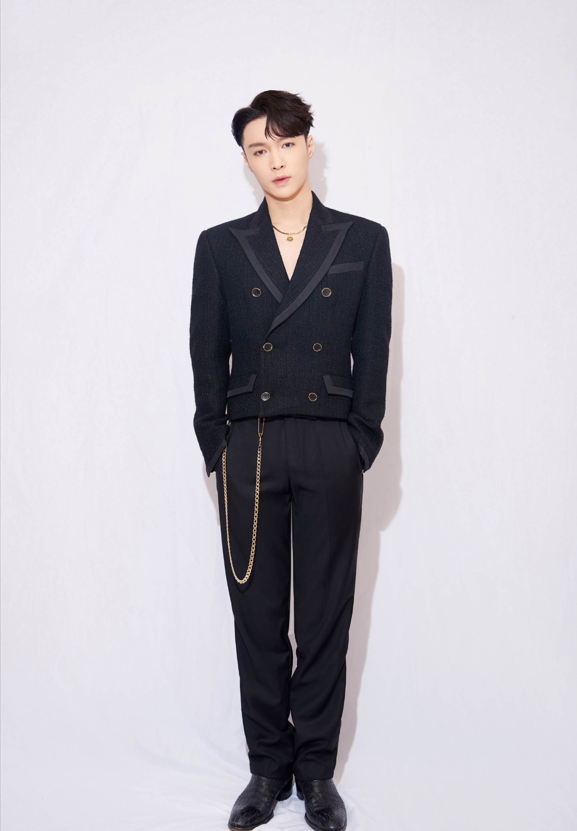 张艺兴个性穿搭演绎百变风格,走在时尚前沿很有范儿,还不赶紧学