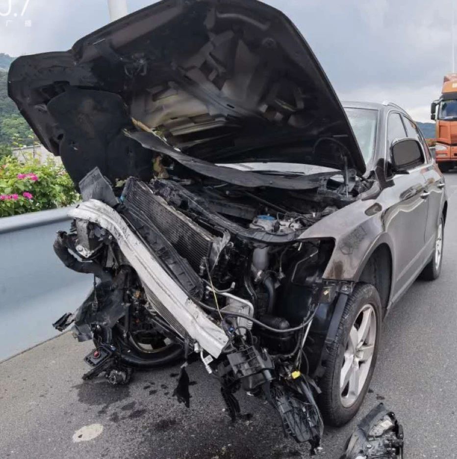福州三环奥迪q5一头撞上挂车!车上一家三口