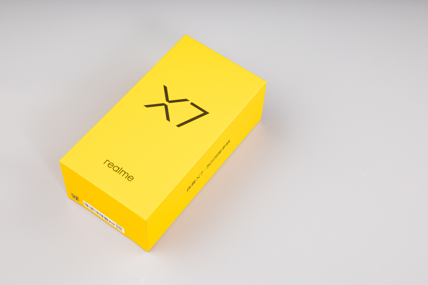 黄色一直是realme的品牌色,因此realme真我x7采用了黄色包装盒也不