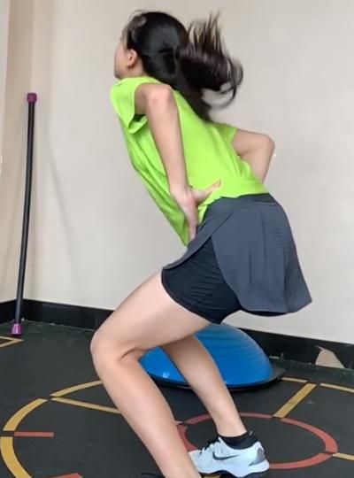 大长腿十分醒目,不仅如此,腿部的肌肉线条也十分流畅,风一样的小女孩