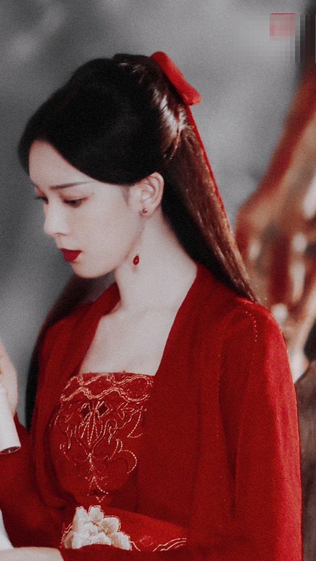 小枫红衣惊艳了无数人陈瑶新剧也是红衣却灵动清新更加美艳