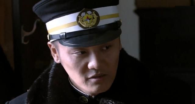 周乙老婆孙悦剑被抓的时候,周乙想尽办法营救,幸亏之前的小警官任长春