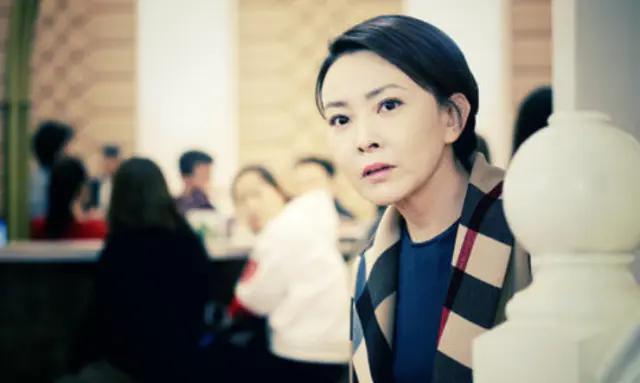 她曾是央视美女主持人,嫁给富商越长越年轻,是张嘉译前妻|央视|刘威葳