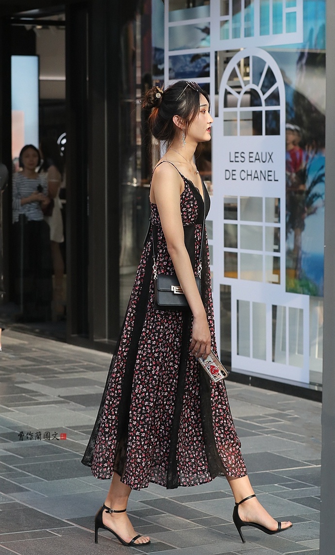 街拍美女纤细型一字带凉鞋更有味道