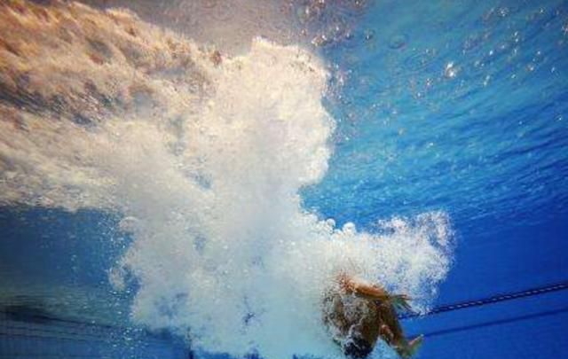 女运动员身材太丰满有多尴尬女子倒立跳水意外失误观众看懵了