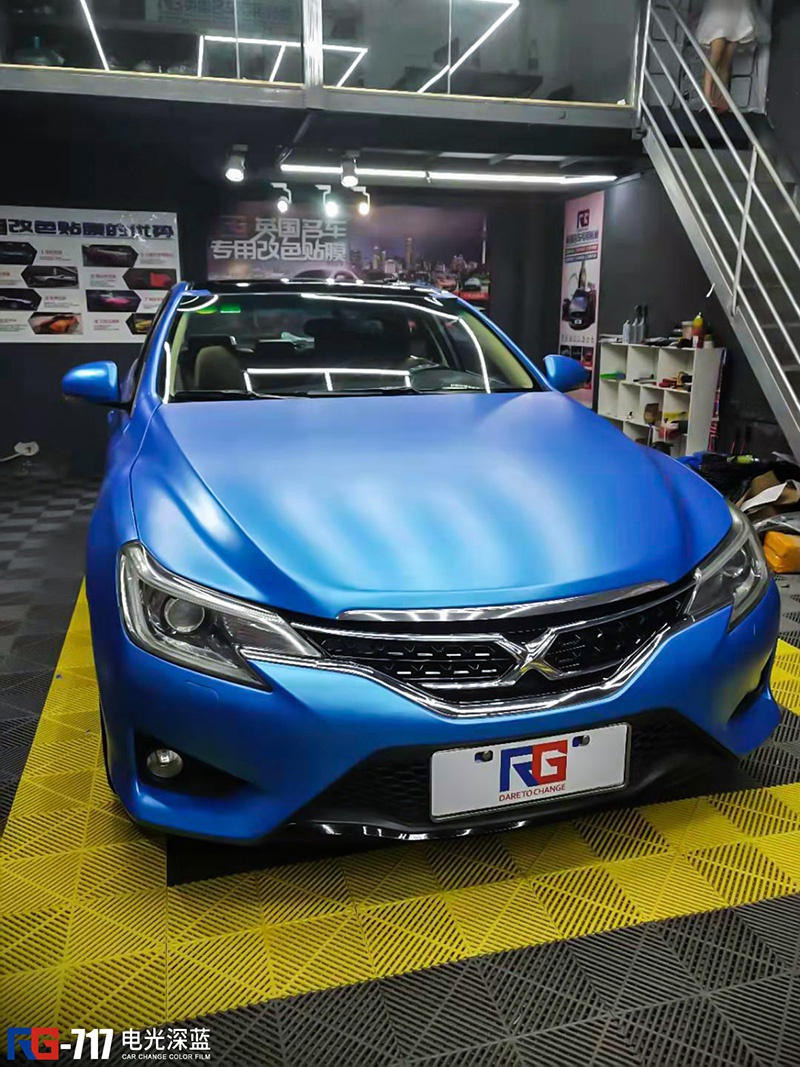 锐志车身改色膜电光深蓝,清远,给自己得爱车换个颜色就像自己换个发型