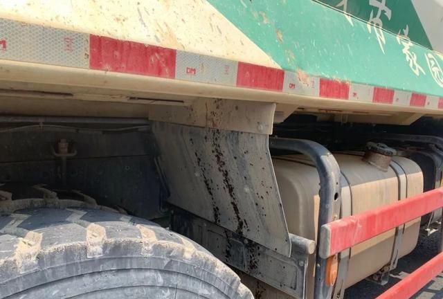 据观察,女孩遭渣土车碾压,当场身亡,事故车辆的右方后轮胎上全是血迹.