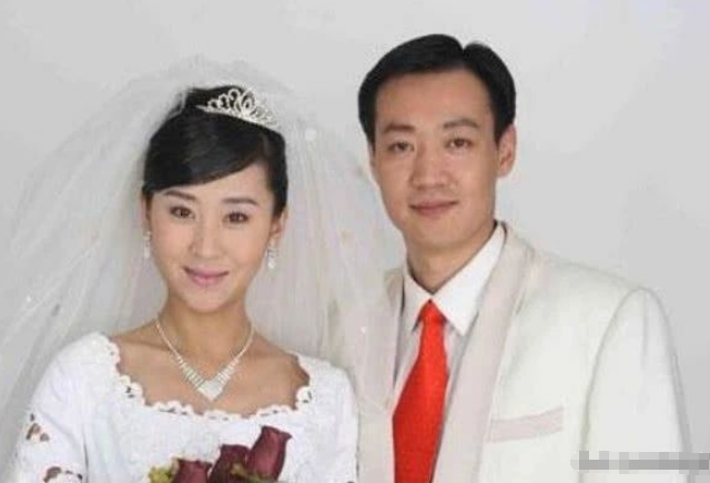 婚后,苗圃减慢了工作节奏,甘心做丈夫背后的小女人,照顾一双儿女的