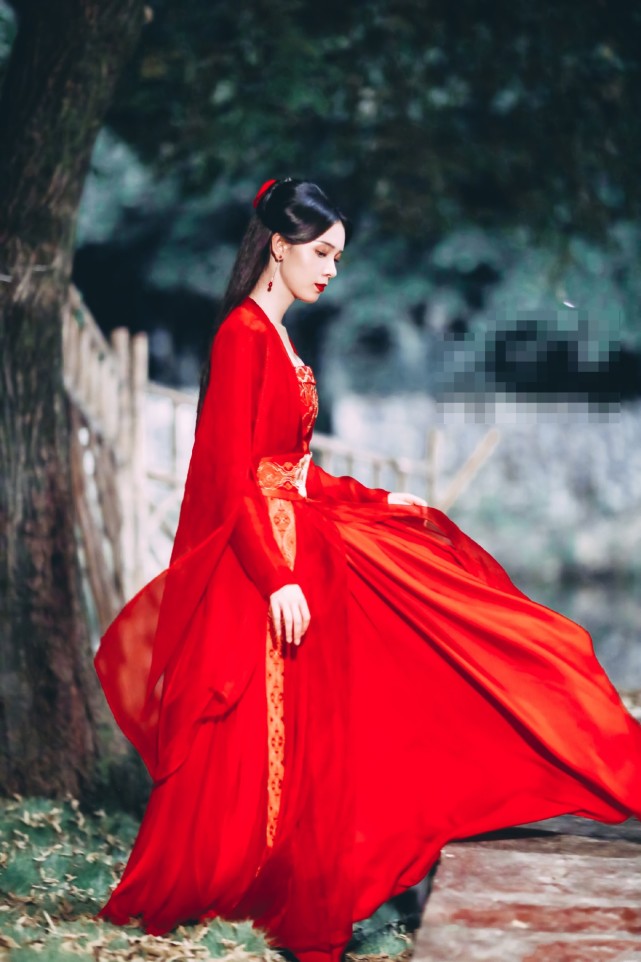 小枫红衣惊艳了无数人陈瑶新剧也是红衣却灵动清新更加美艳