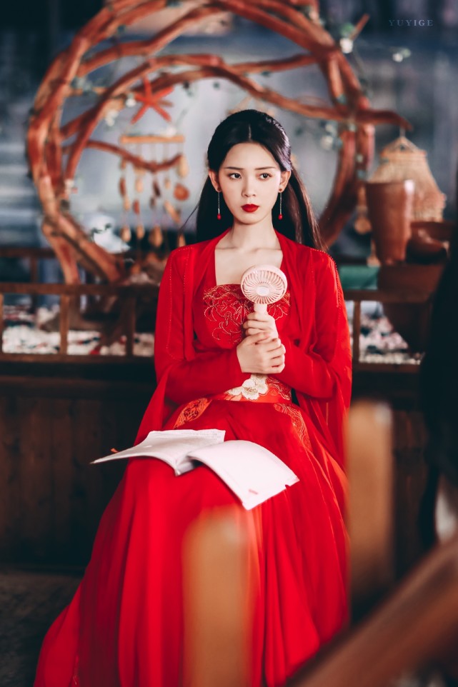 小枫红衣惊艳了无数人陈瑶新剧也是红衣却灵动清新更加美艳