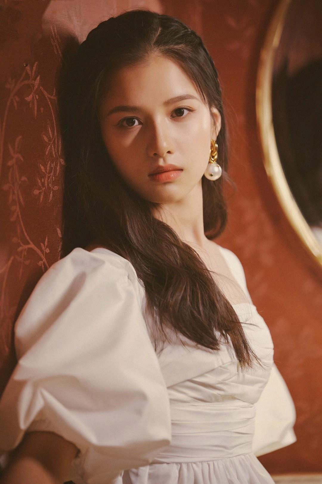 新生代演员@张婧仪 出席品牌直播活动,身穿白色泡泡袖连衣裙