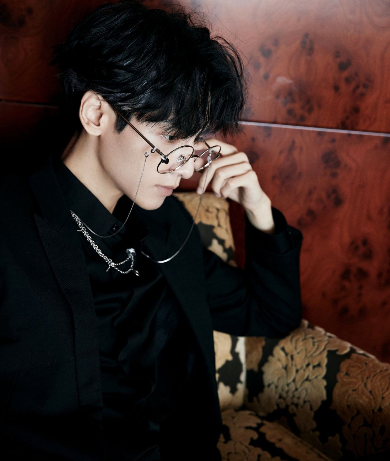 罗云熙眼镜杀太绝了,一身黑色西装 复古银边眼镜,魅惑又撩人!