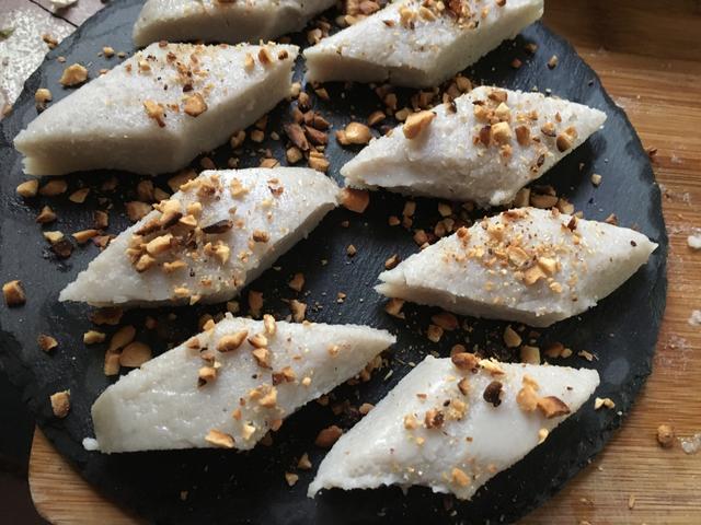 芋头糕与我们经常吃到糯米糕口感不一样,芋头糕的口感比较绵软吃到口