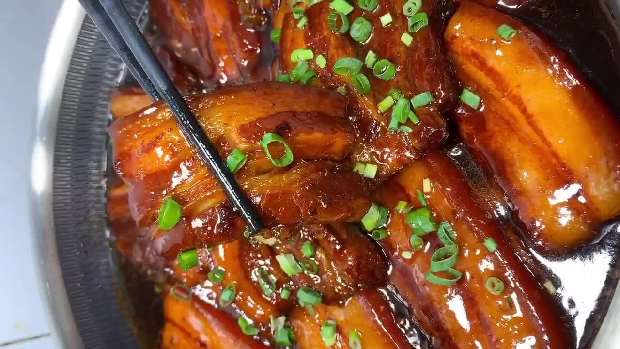 家常红烧大块肉,咸香入味油而不腻,既解馋又"销魂"