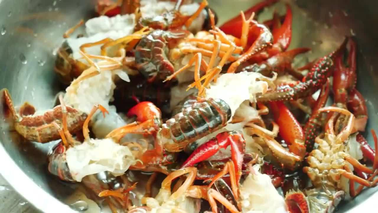 男子在餐厅生吃龙虾,连虾的钳子都吃了,直接看呆了邻桌的女子