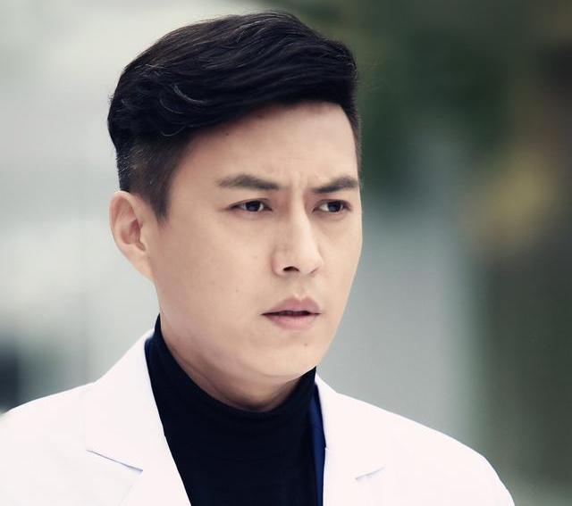 靳东发文怀念《伪装者》,与胡歌合影显大哥气质,新剧恐难再合作